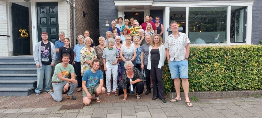 Groepsfoto van de deelnemers voor de speellocatie van De Gouden Draak in Arnhem